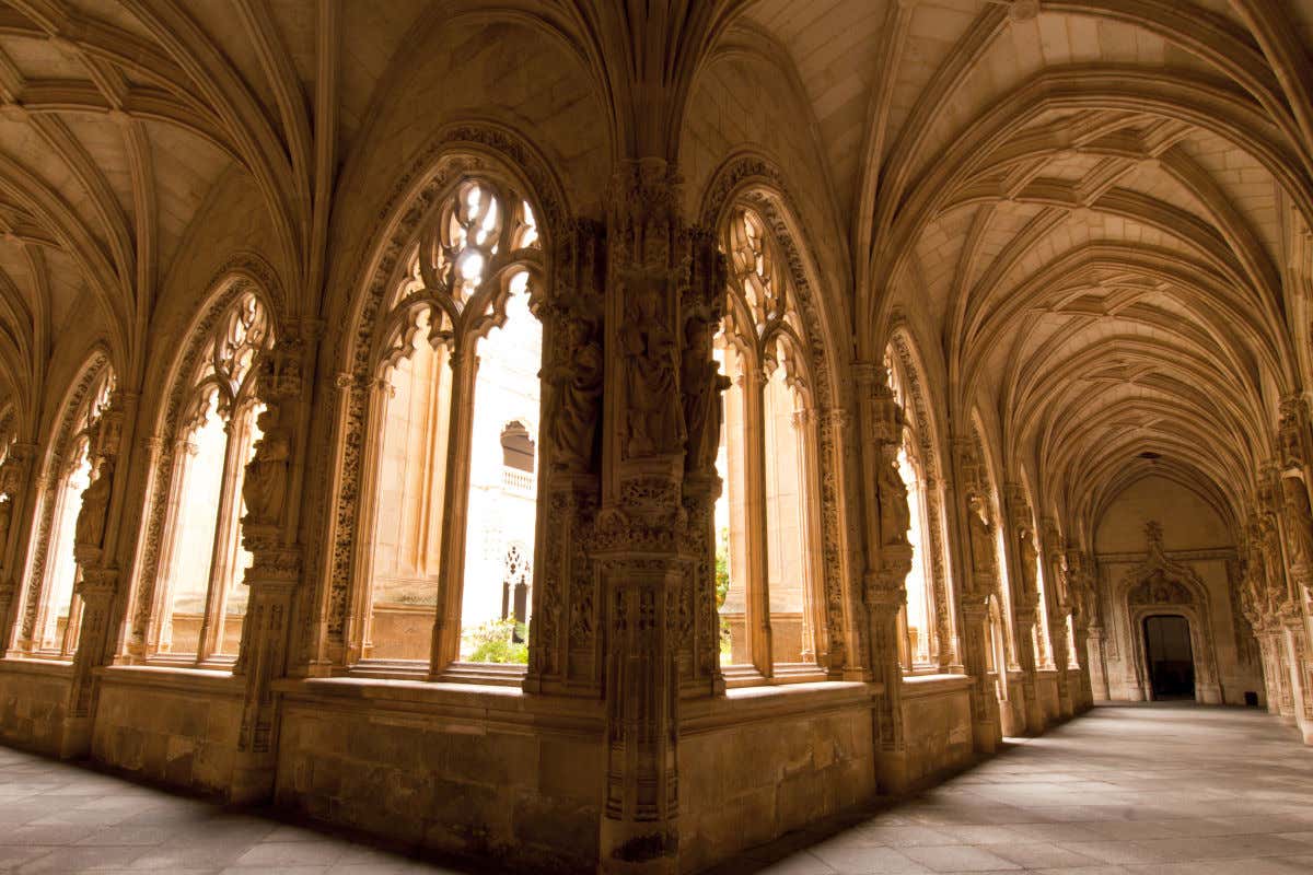 Corridoi riccamente decorati con archi in pietra nel chiostro del monastero di San Juan de los Reyes