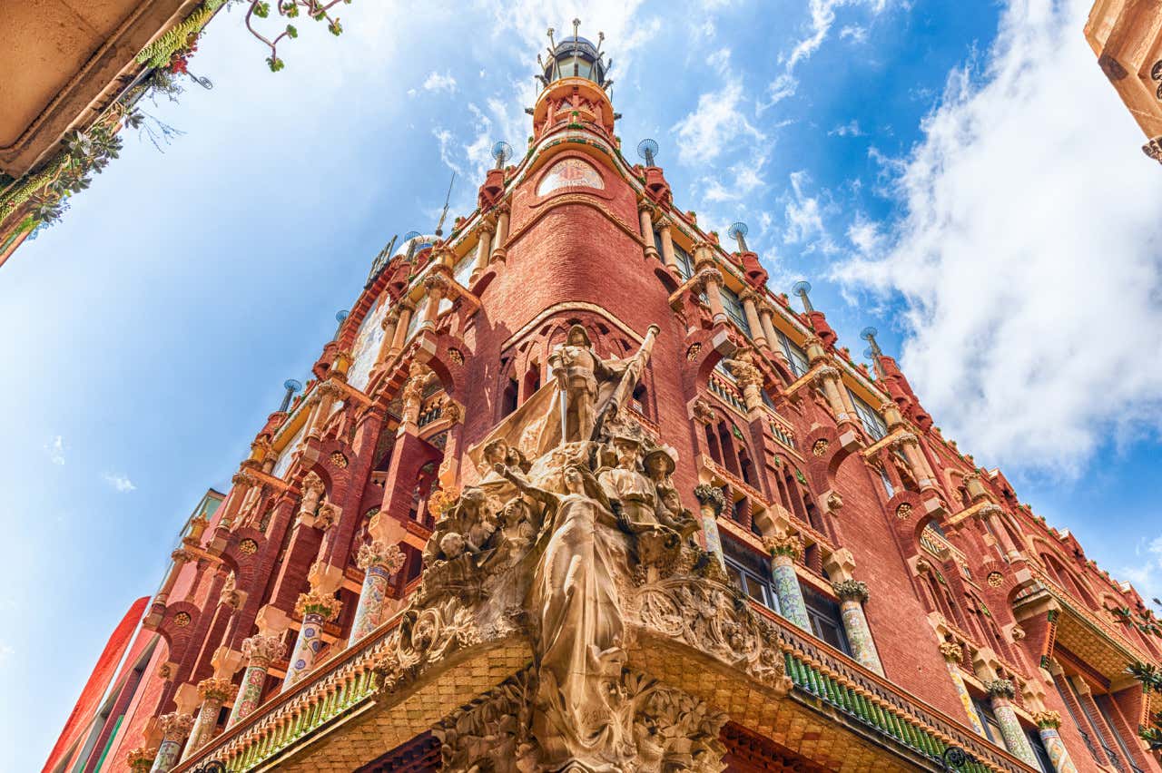 Fachada con detalles escultóricos en el Palau de la Música Catalana, uno de los lugares que ver en Barcelona