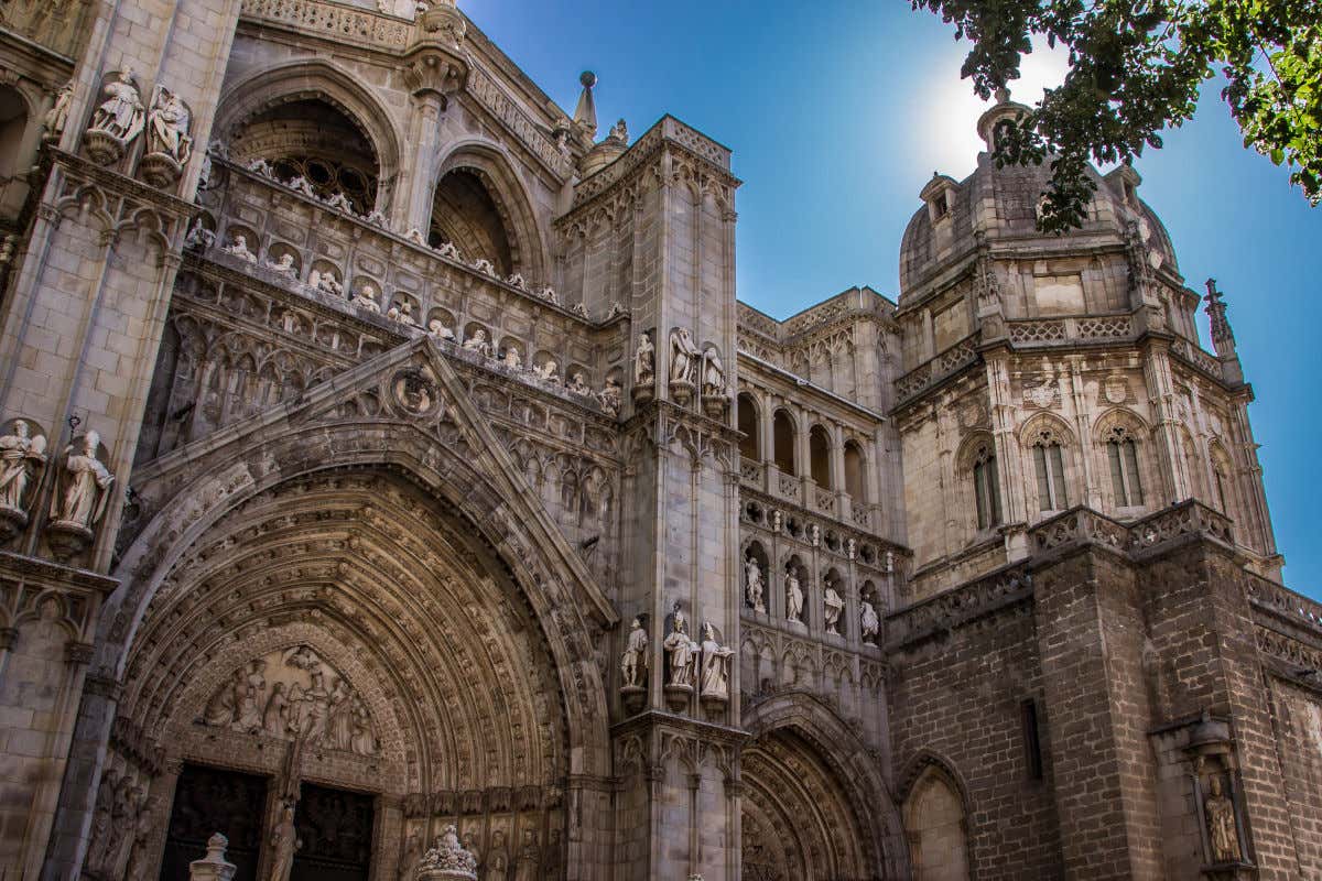 Portico decorato con numerose sculture e rilievi nella Cattedrale di Toledo