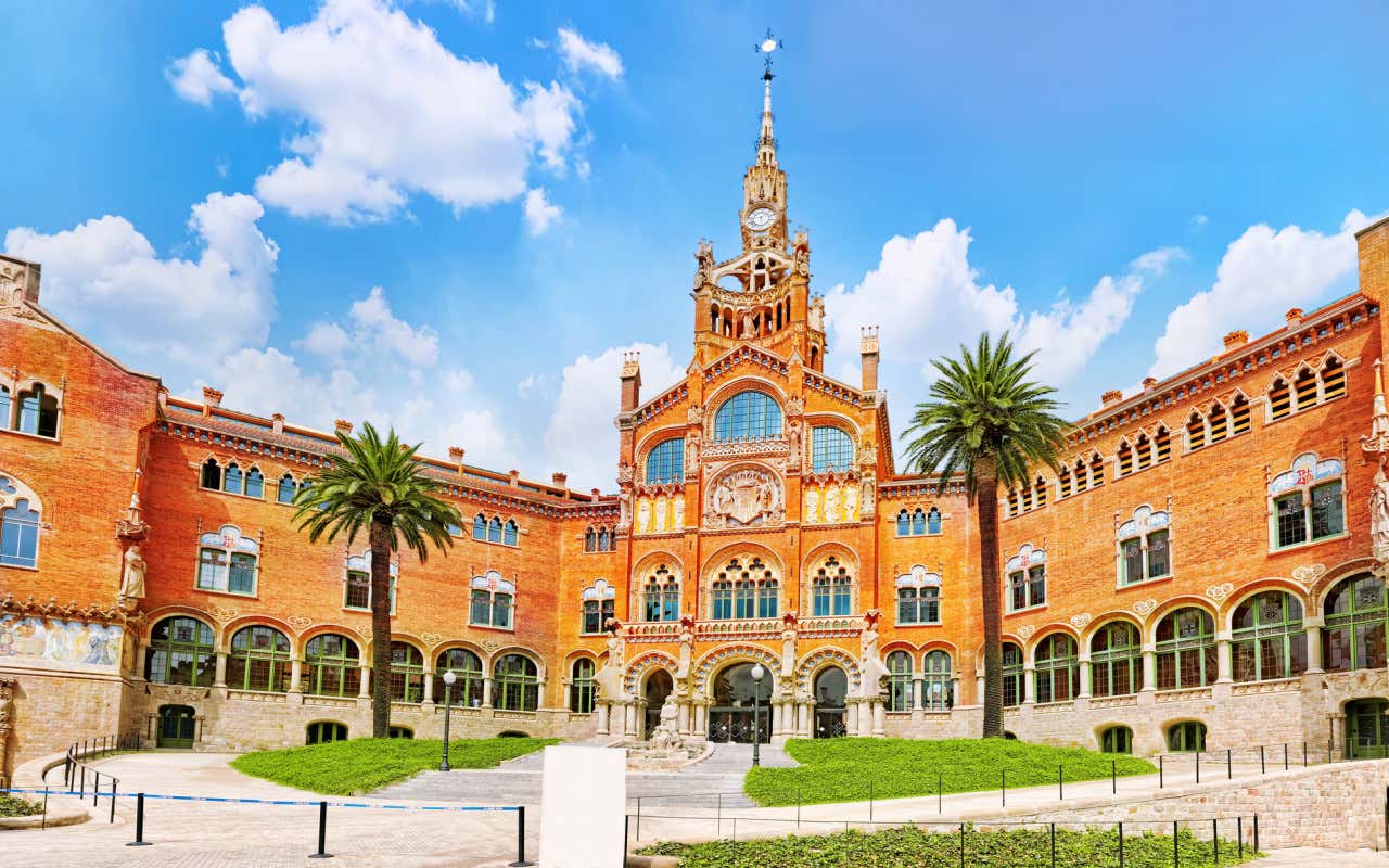 Vista panorámica de uno de los edificios del Recinto Modernista de Sant Pau en un día despejado