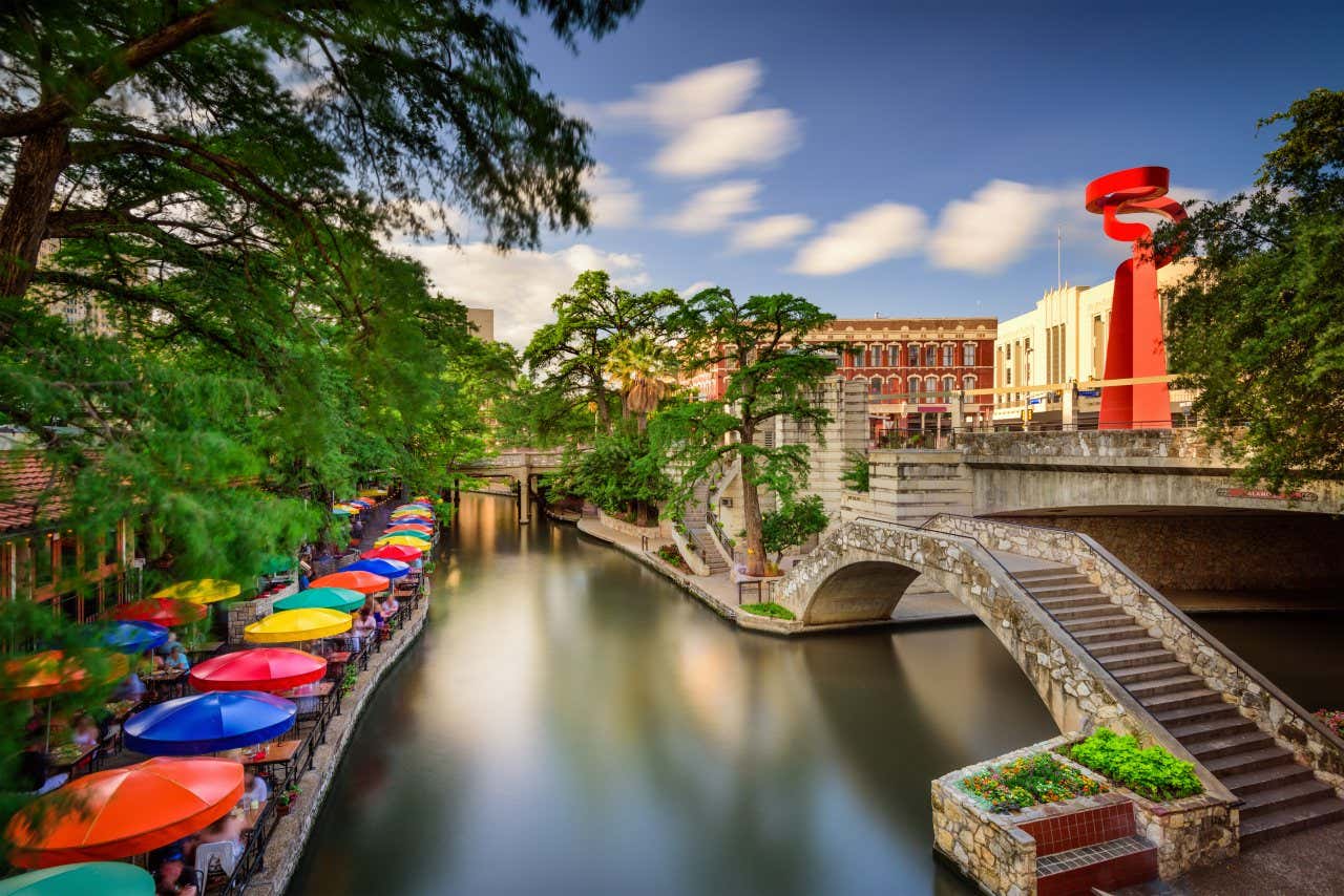 Un día soleado en la zona de Riverwalk, en San Antonio, Texas