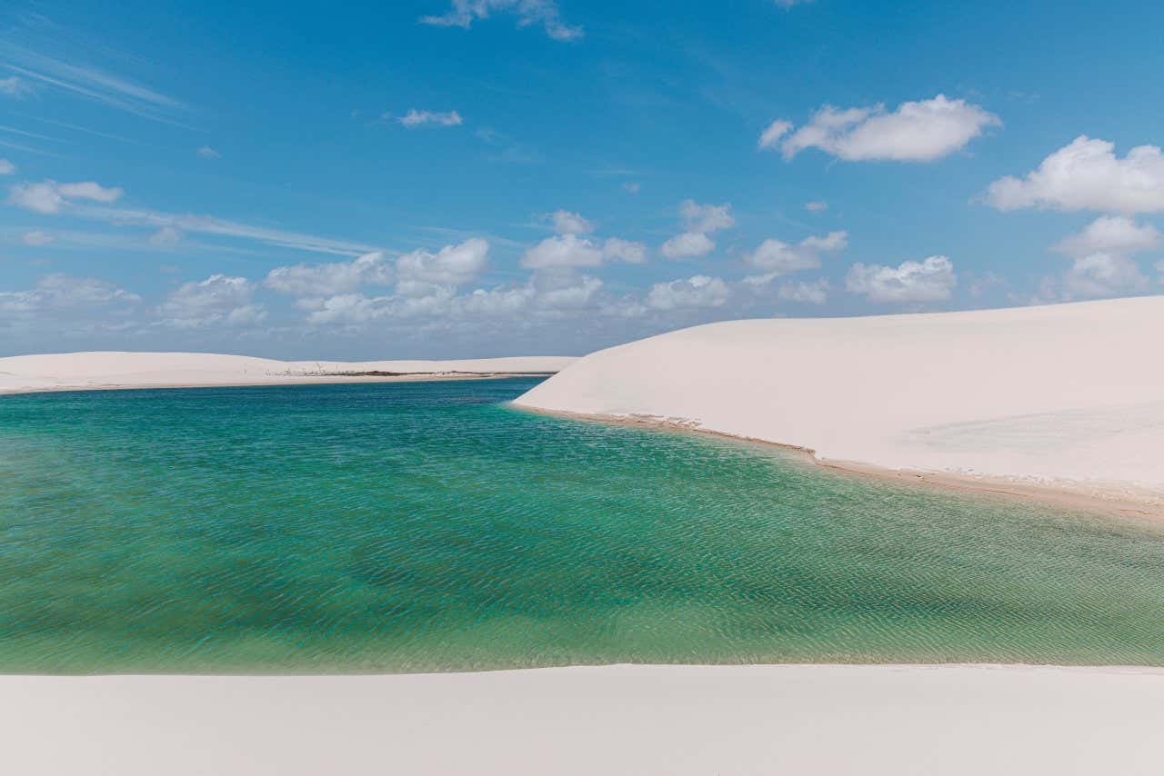 Vue sur les Lençóis Maranhenses et ses charmantes lagunes dans la région de Santo Amaro