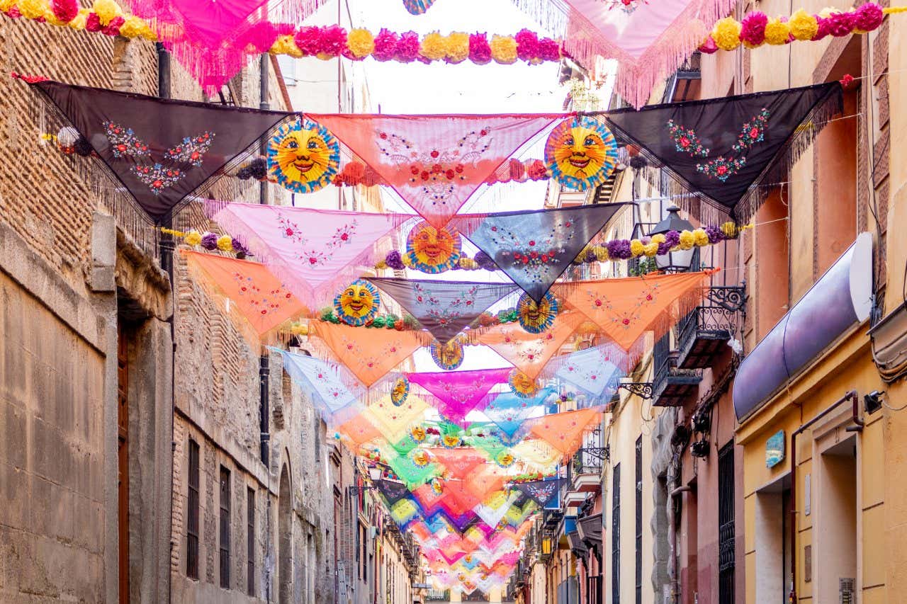 Décorations dans une rue de Lavapiés lors d'une fête de quartier