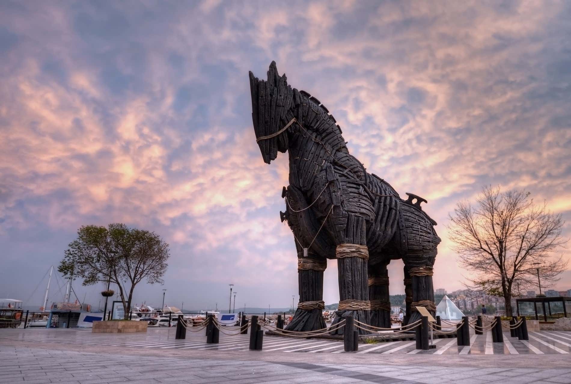 Una riproduzione del mitico Cavallo di Troia come descritto nell'Iliade, sotto un cielo nuvoloso a Istanbul