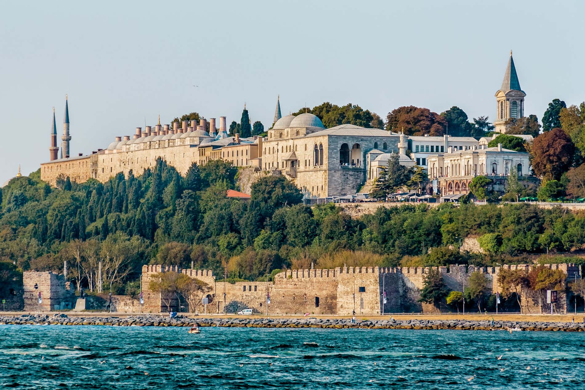 Palazzo Topkapi circondato da alberi visto dal mare, nella lista di cosa vedere a Istanbul