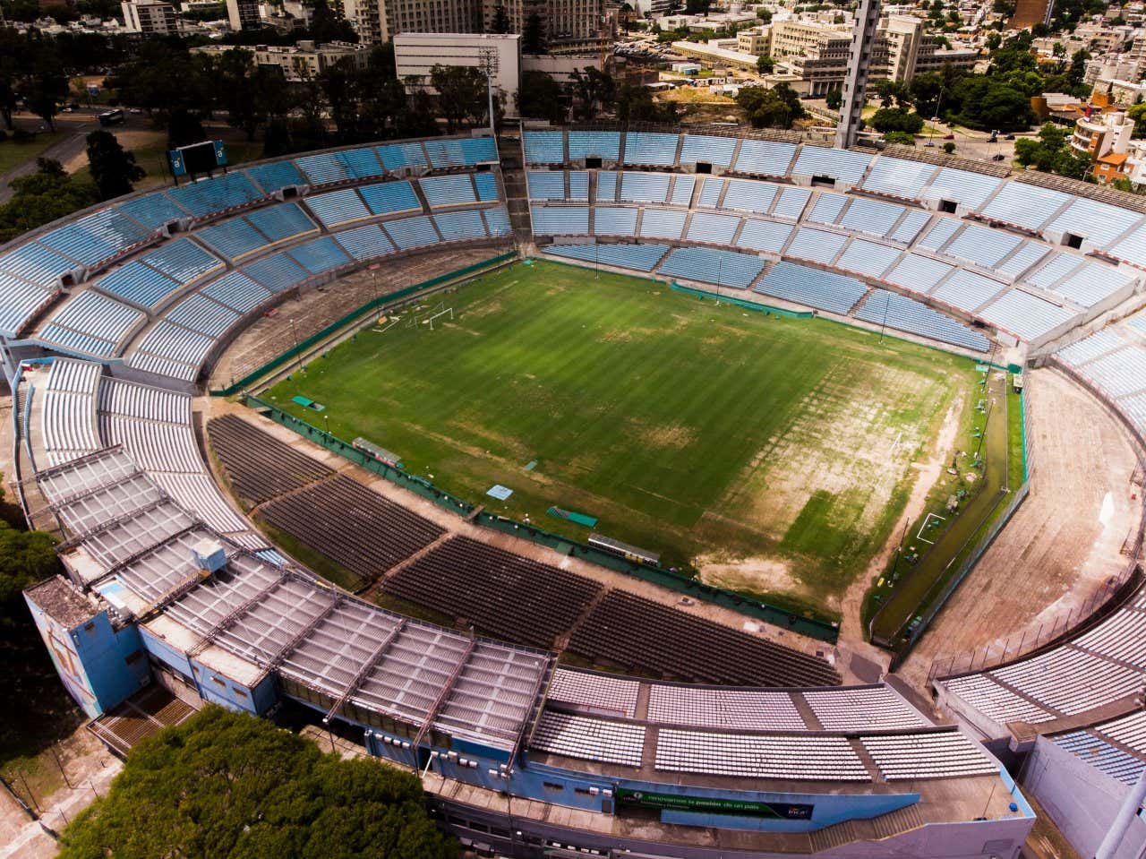 Vista aérea do estádio Centenário com a cidade de Montevidéu atrás