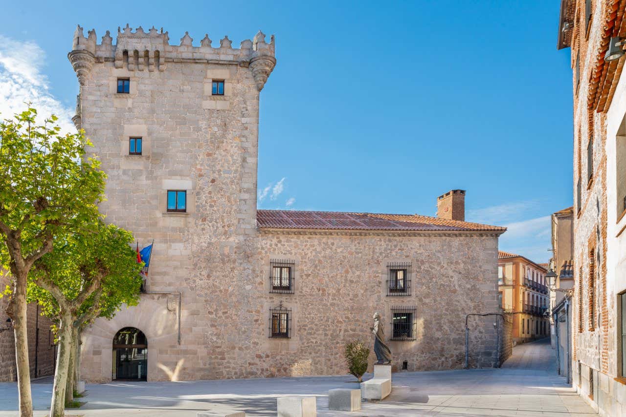 An image of the side facade of the palace of superunda in Avila, another thing to do in the medieval town full of history