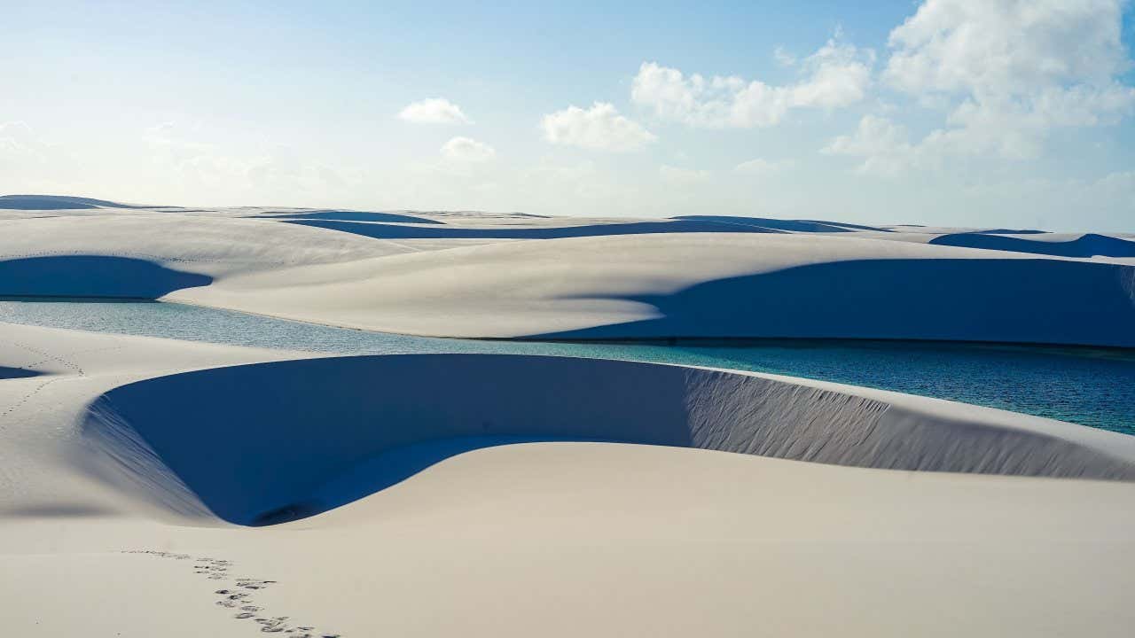 Paesaggio formato da lagune turchesi e dune di sabbia bianca a Lençóis Maranhenses