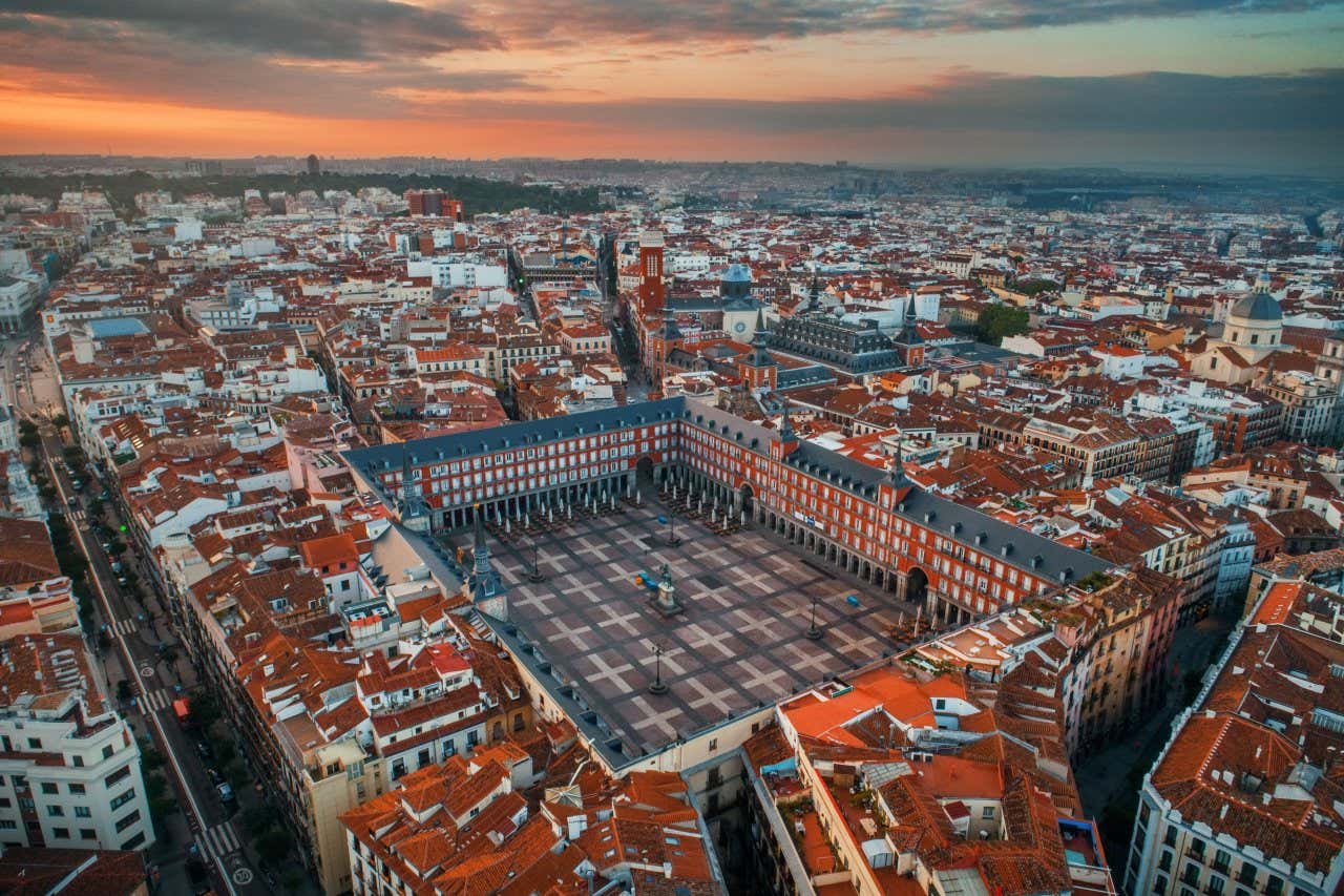 Vue aérienne sur la Plaza Mayor de Madrid au coucher du soleil