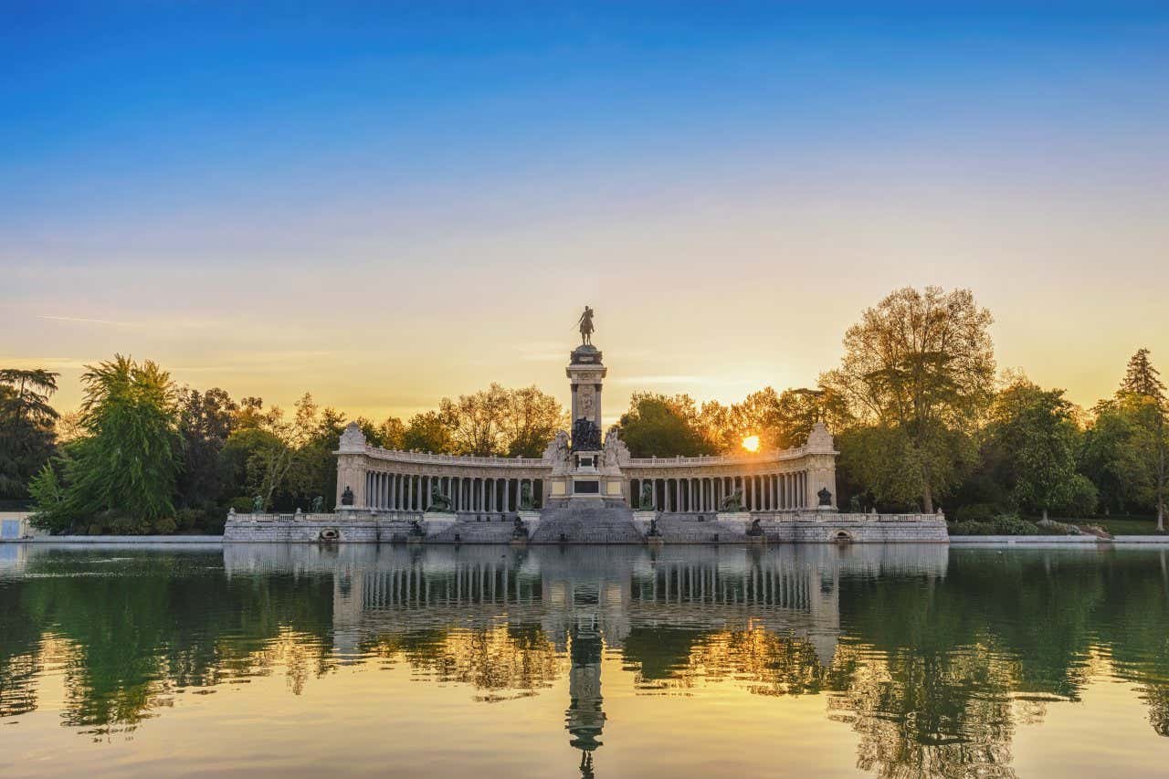 Vue sur l'étang du parc du Retiro au coucher du soleil