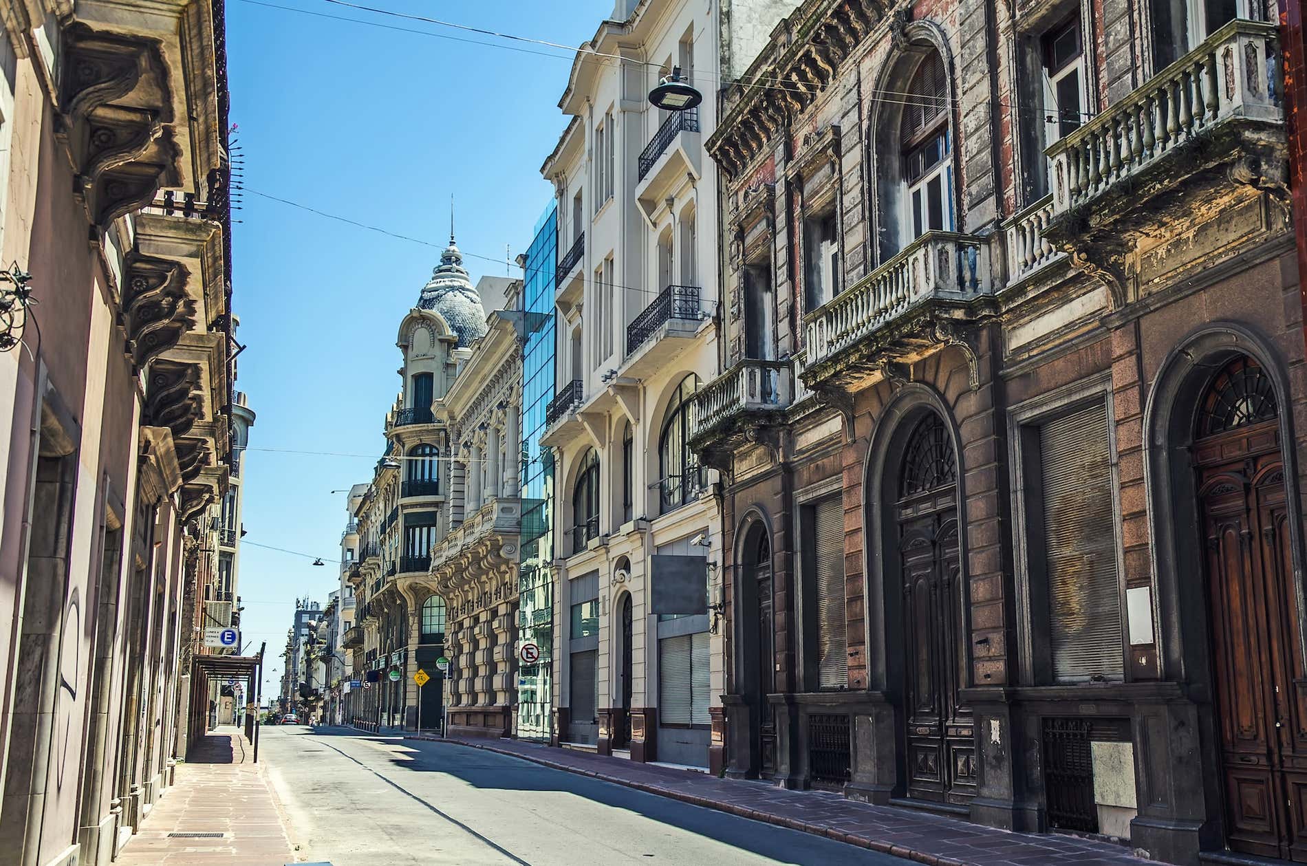 Edifícios coloniais em uma rua estreita de Montevidéu