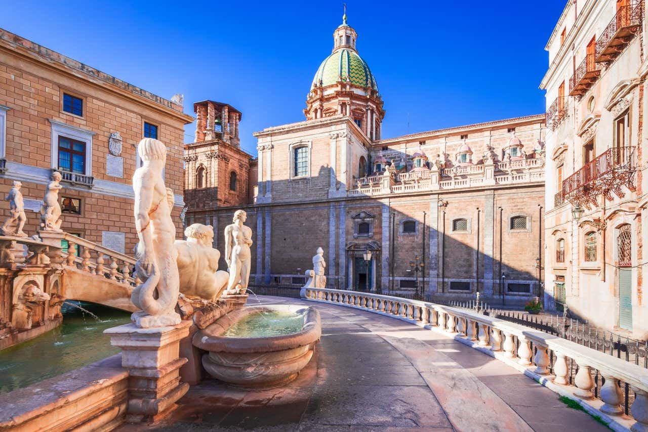Vista delle fontana e delle statue della scalinata di Piazza Pretoria nel centro storico di Palermo