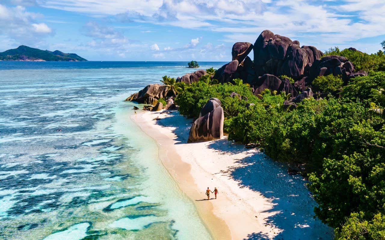 Vista dall'alto di una coppia che passeggia tranquilla sulla spiaggia di Anse Source d'Argent