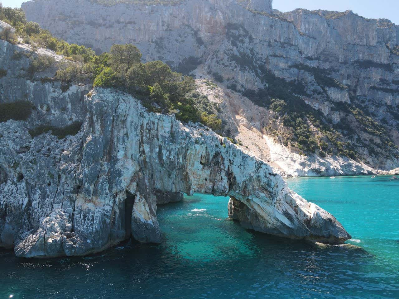 Un arco di pietra naturale in mezzo al mare turchese della Sardegna