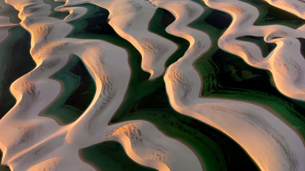 Vue aérienne du paysage formé par les lagunes turquoise de Lençóis Maranhenses