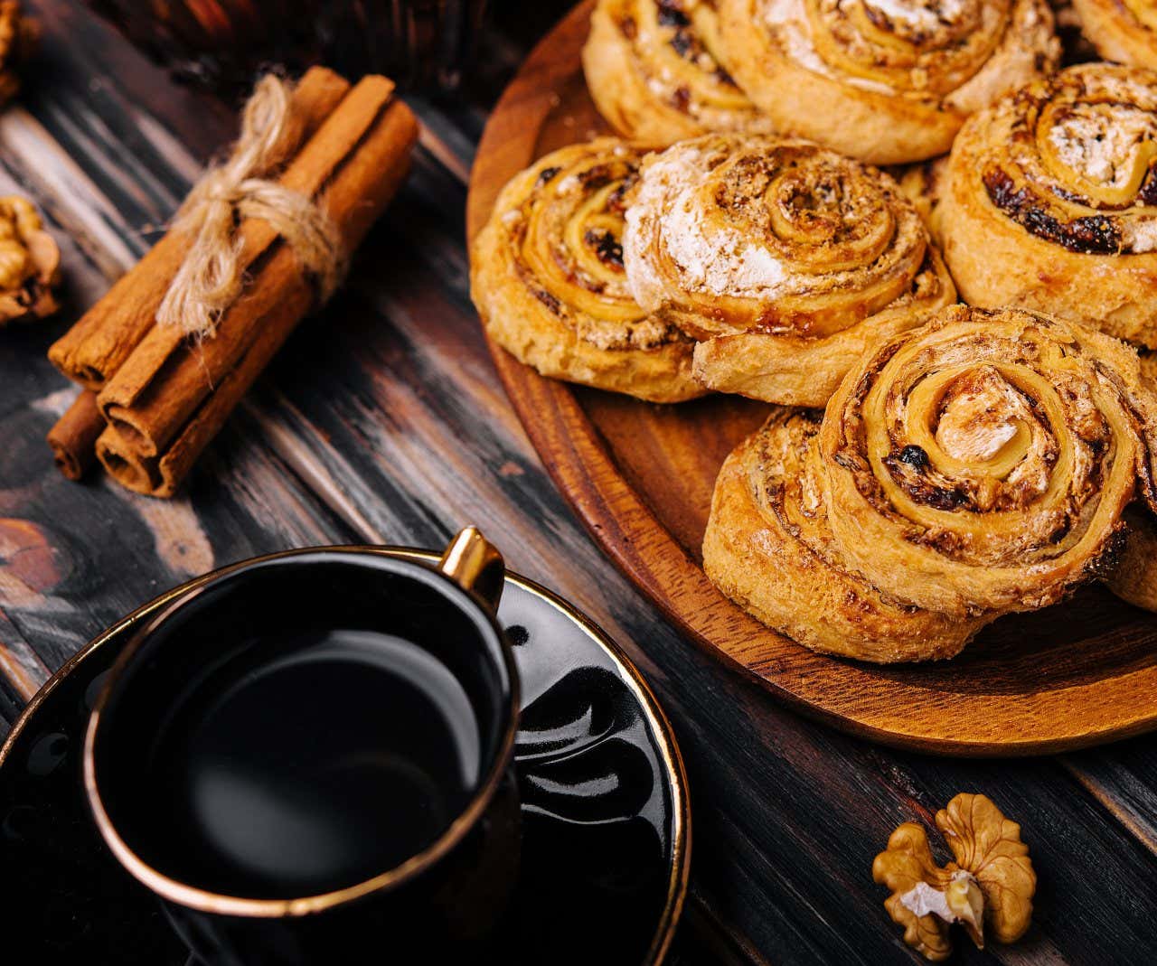 Le wienerbrød, la plus célèbre des viennoiseries danoises, avec une tasse de café et de la canelle