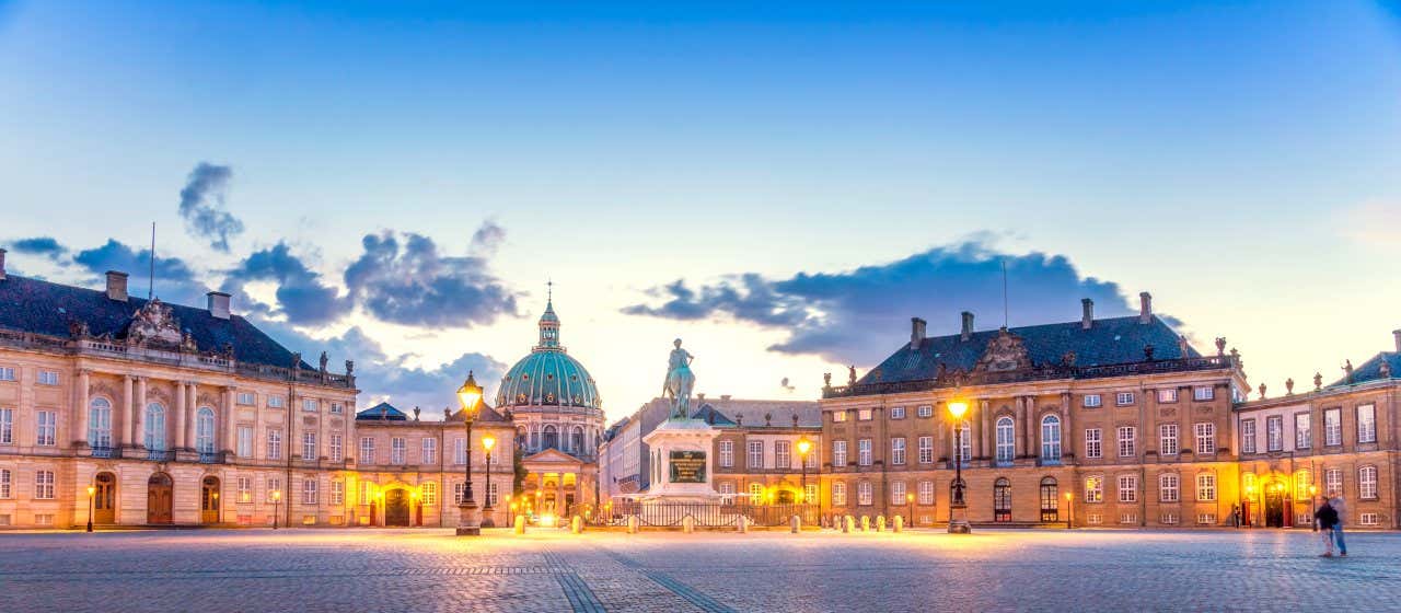 Le Palais d’Amalienborg vu depuis sa place à la tombée de la nuit, une visite à faire à Copenhague