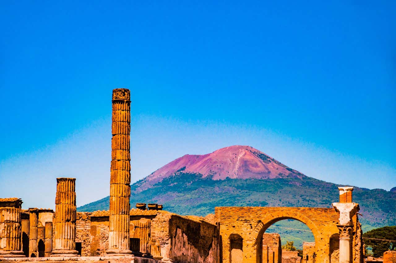 Gli scavi di Pompei con il Vesuvio sullo sfondo in un giorno di sole senza nuvole