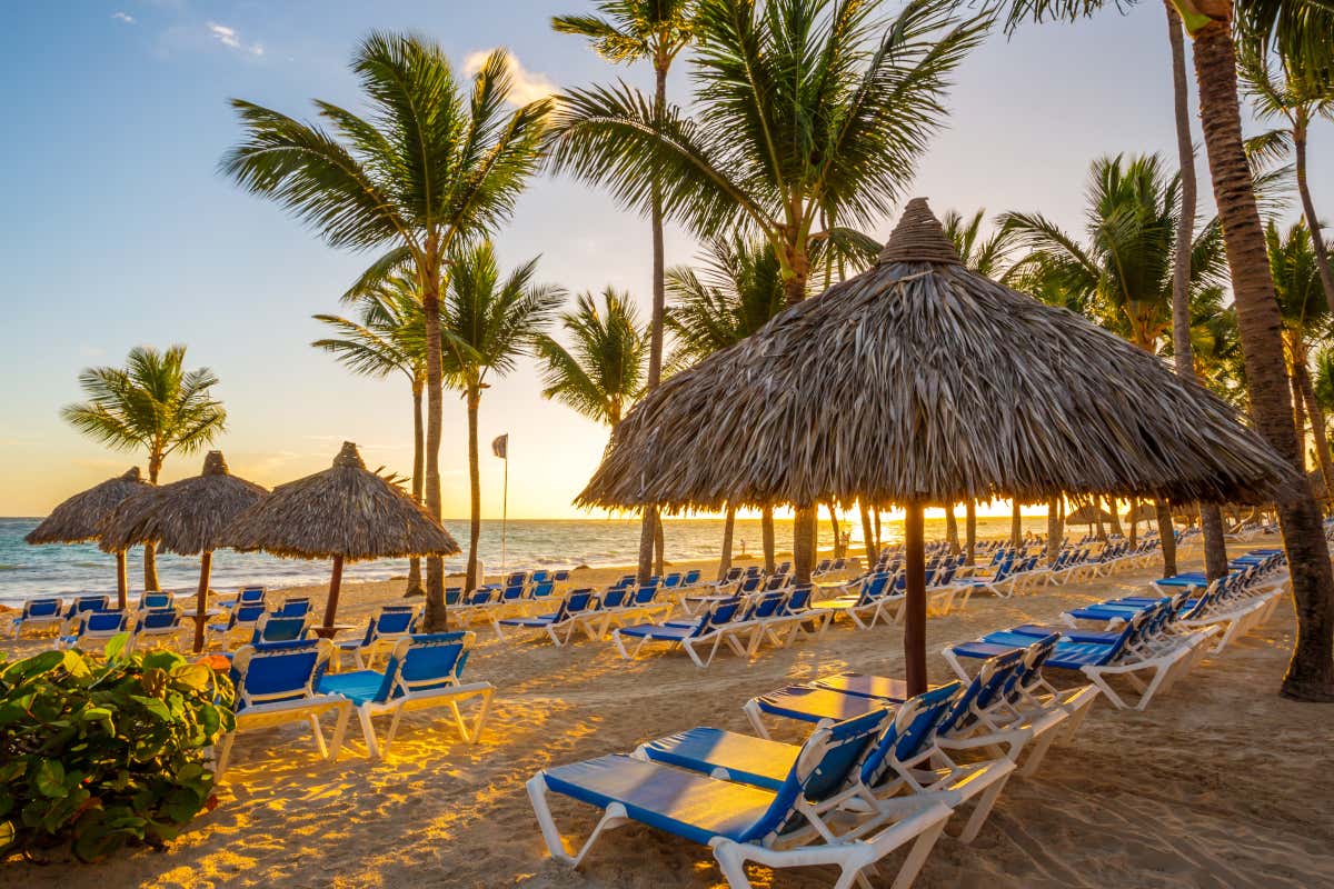 Tumbonas en una playa de Punta Cana, República Dominicana, bajo una puesta de sol