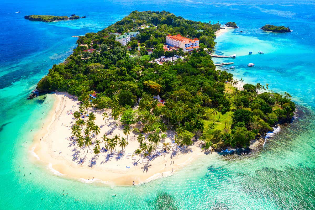 Vista aérea de la isla de Cayo Levantado, situada en la bahía de Samaná, República Dominicana