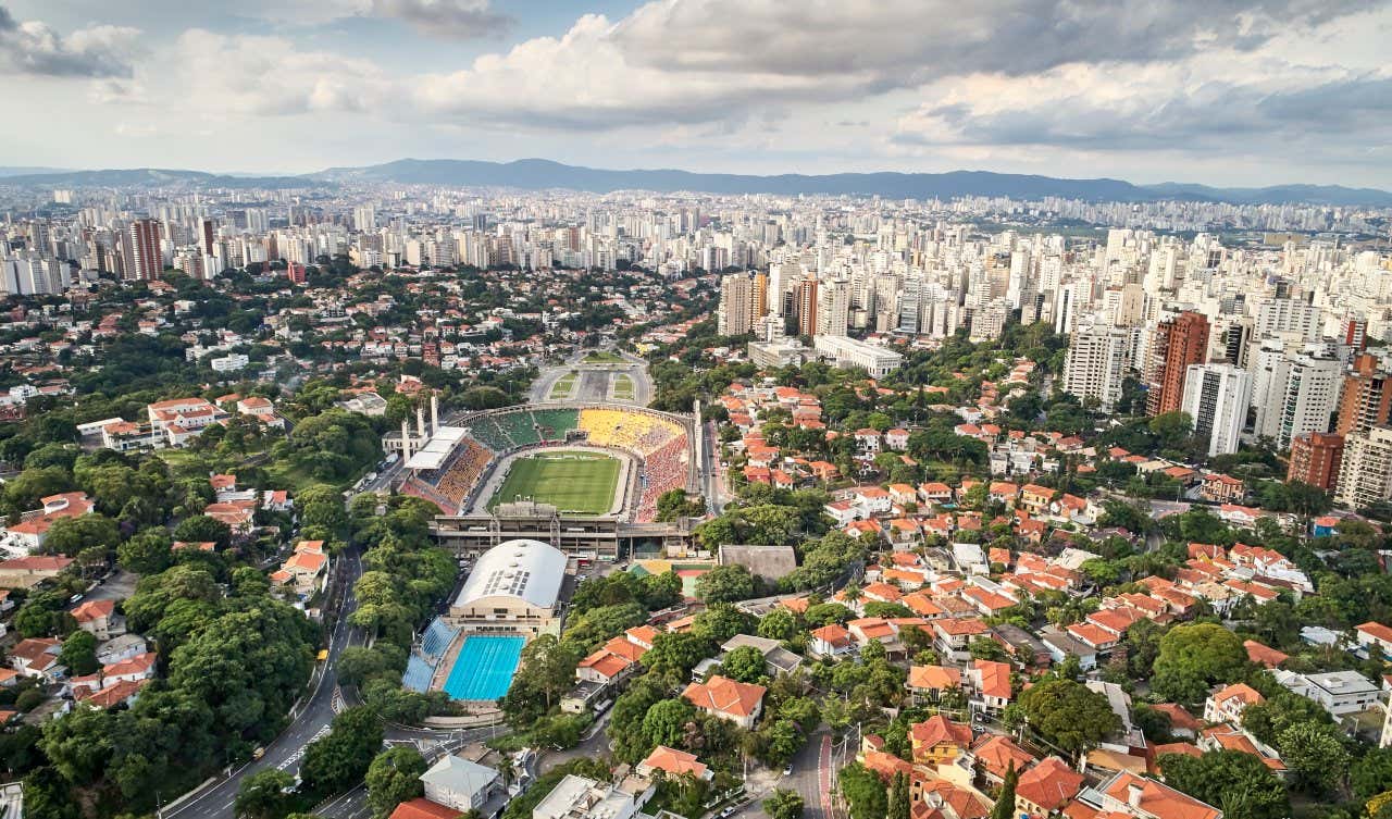 Vista aerea dell'Estádio do Pacaembu, circondato da case, alberi e grattacieli