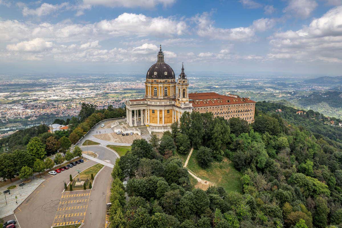 Vistas aéreas de la Basílica de Superga en la colina y Turín a sus pies