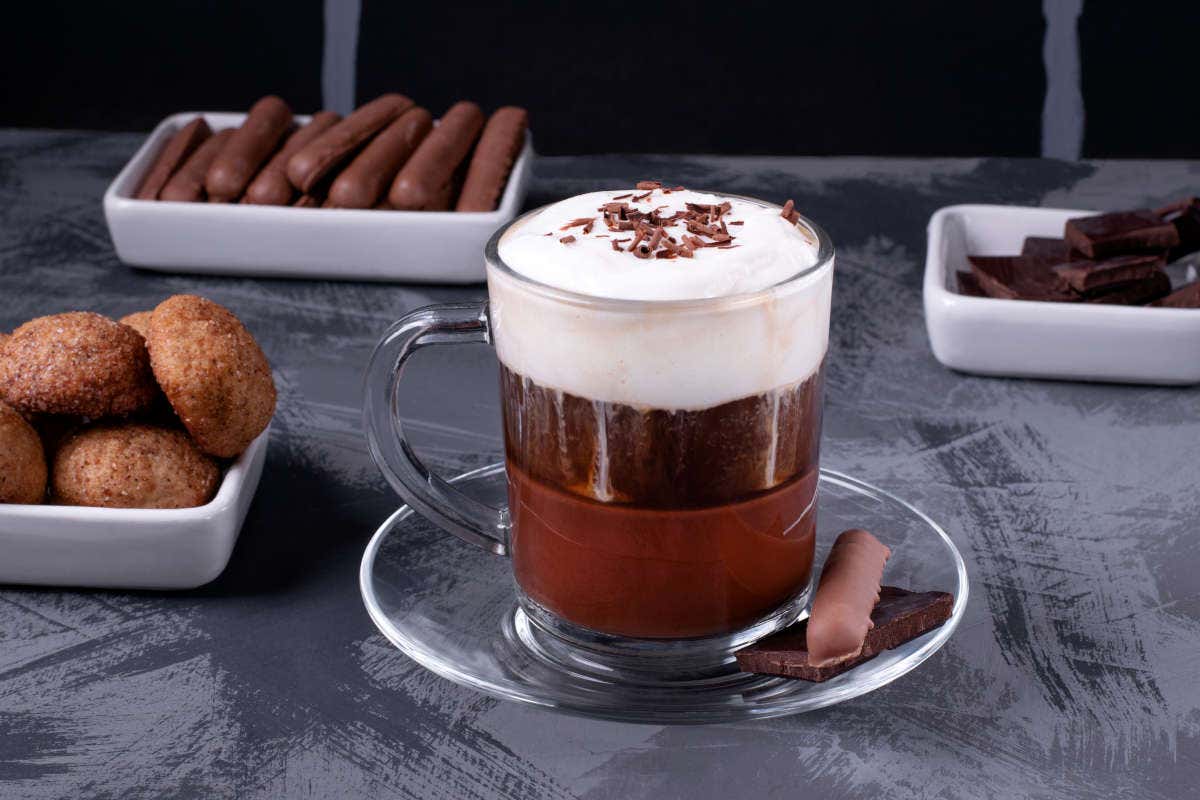 Un café Bicerin acompañado de chocolates