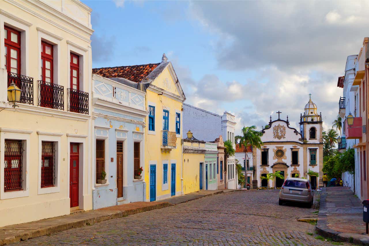 Una calle con casas coloridas de estilo colonial en Porto Galinhas