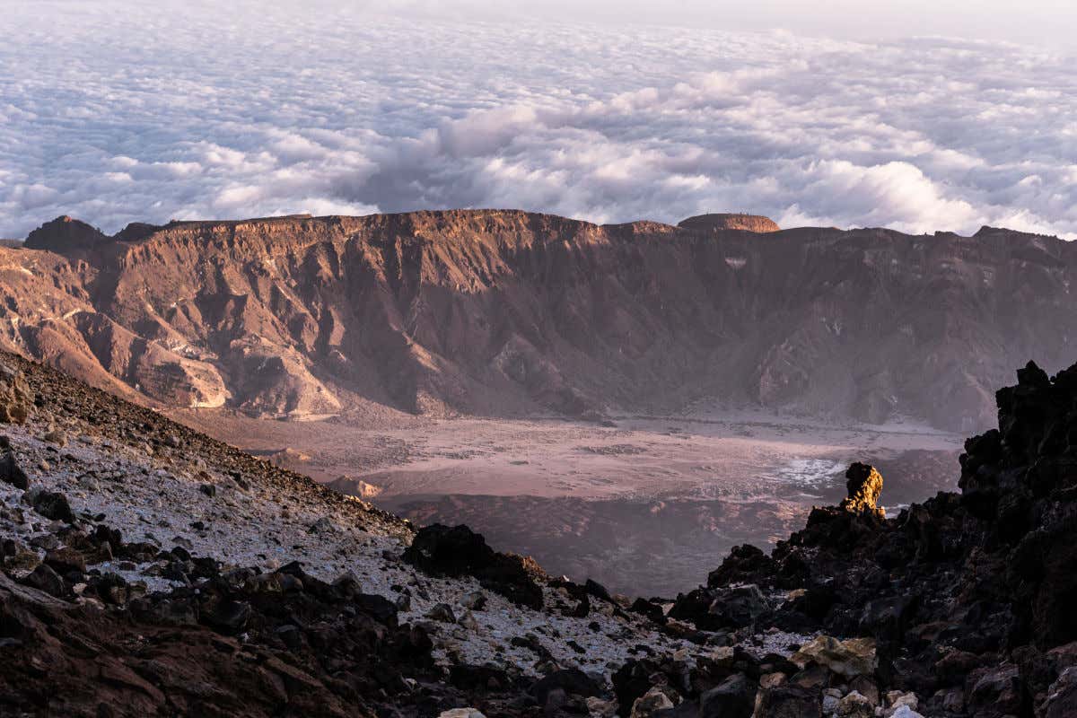 Interior del cráter del Teide rodeado e numerosas nubes