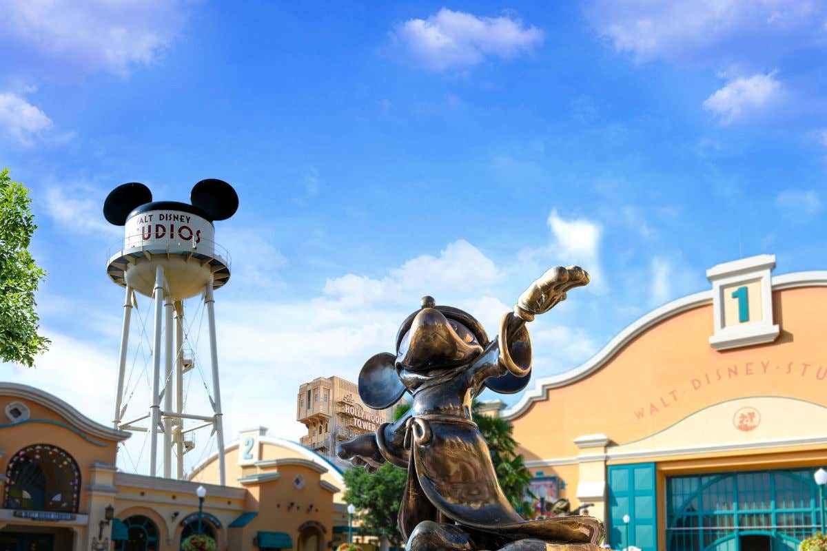 Escultura de bronce de Mickey Mouse frente a la entrada al parque de atracciones Walt Disney Studios