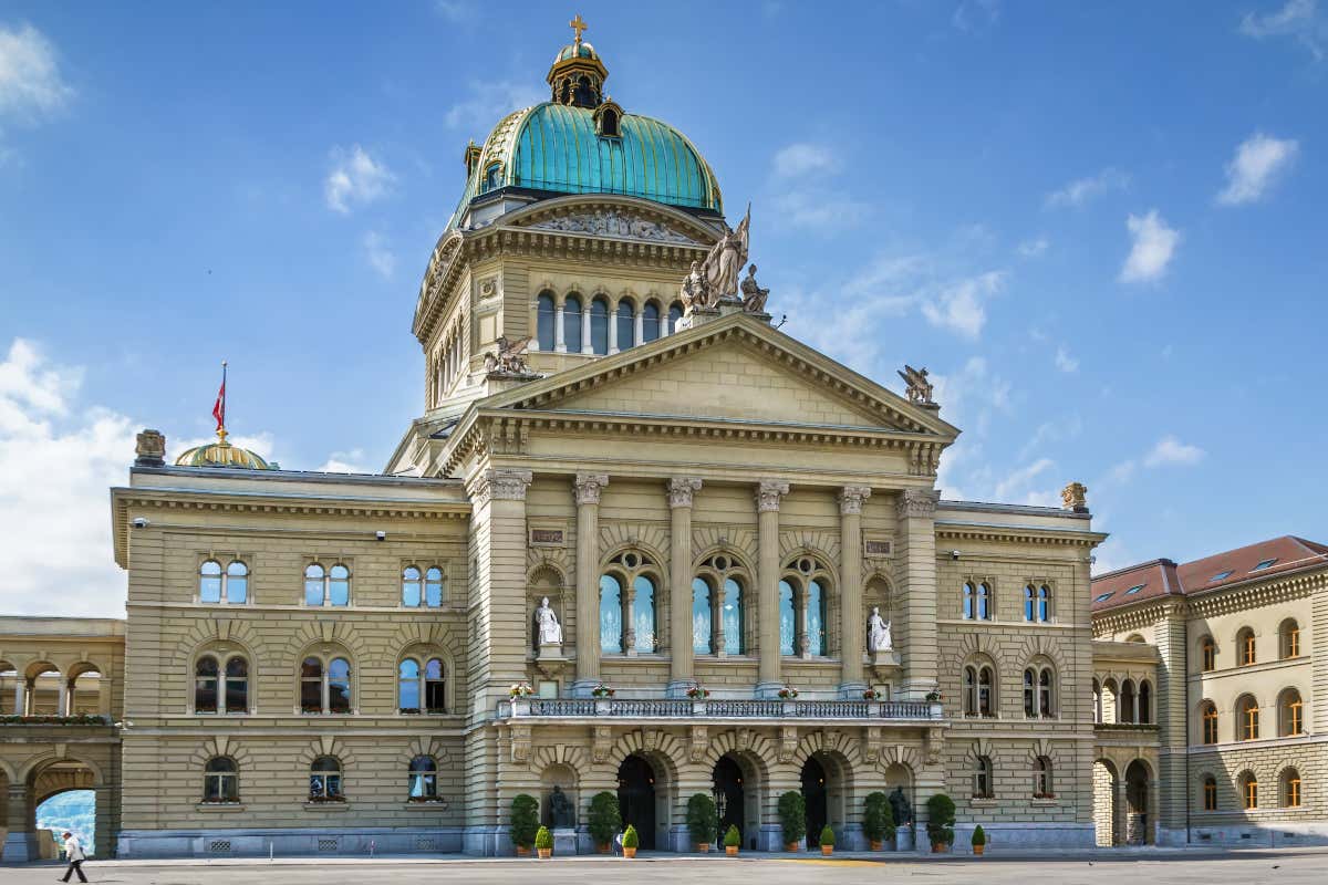 Fachada del Bundeshaus de Berna, el Parlamento Federal de Suiza, donde se aprecia su cúpula turquesa