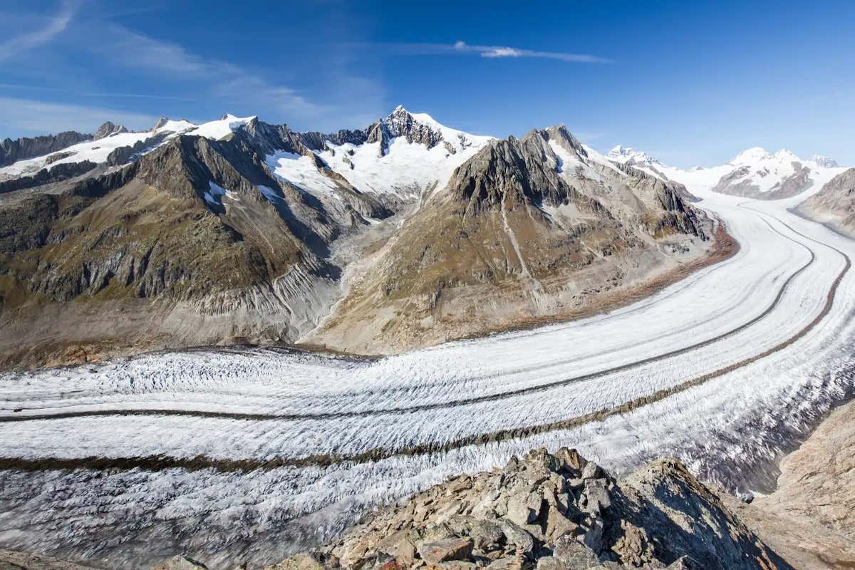 Pista nevada junto a unas montañas