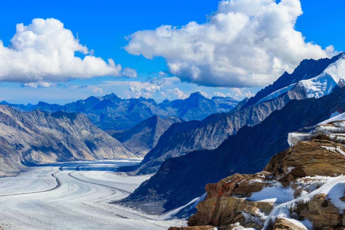 Montañas nevadas situadas en un glaciar alpino de Suiza