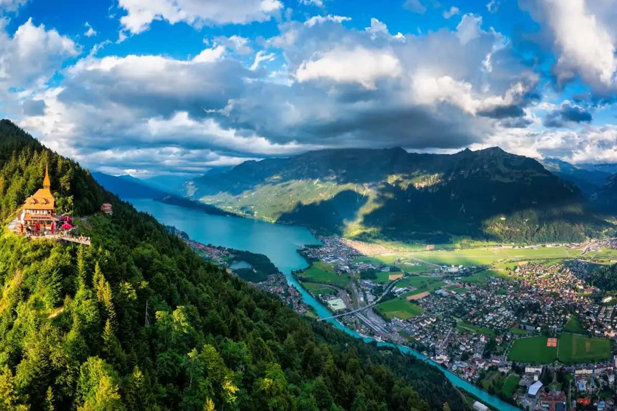 Vista de una ciudad situada junto a un lago a los pies de una montaña