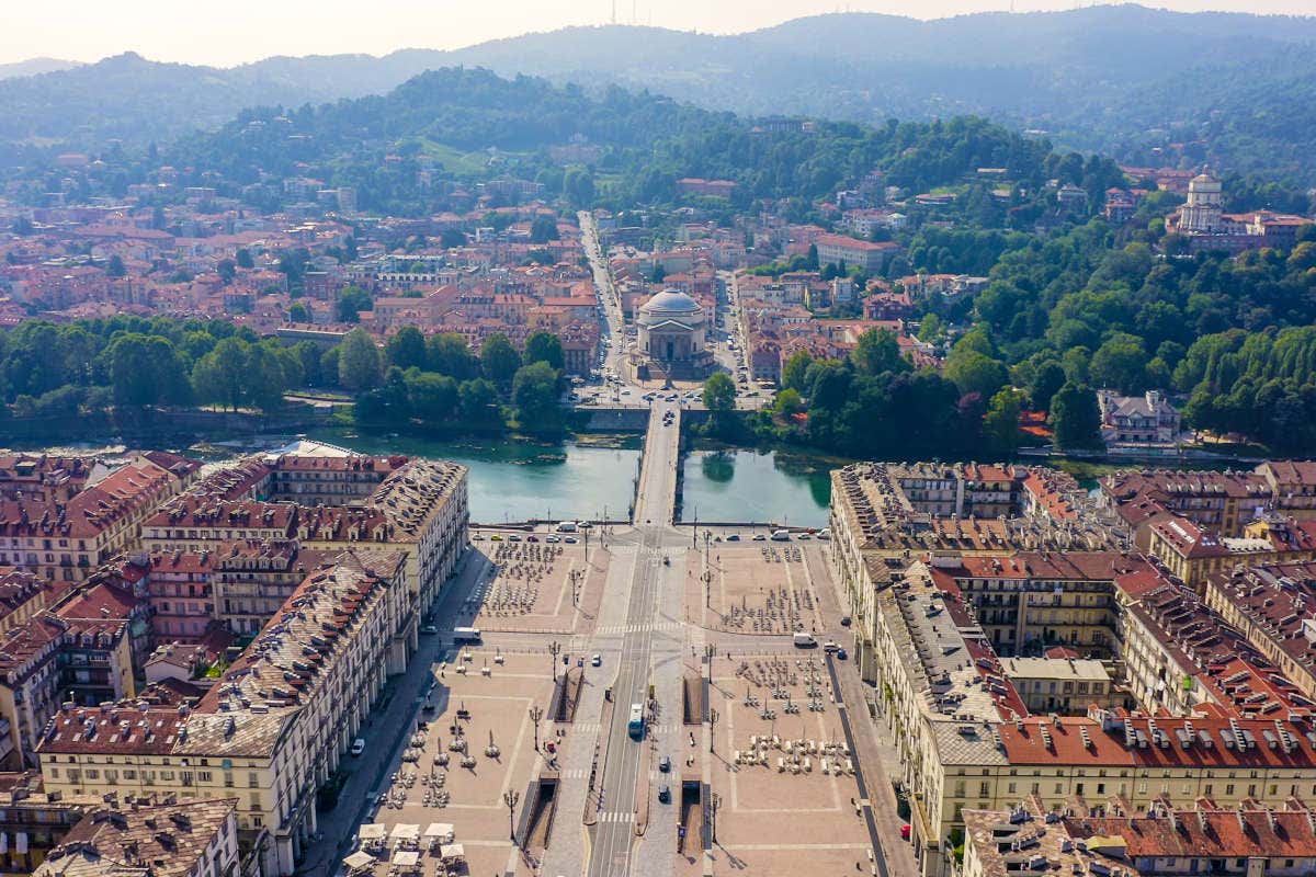 Vistas aéreas de la Piazza Vittorio Veneto, el río Po y la iglesia de la Gran Madre de Dios