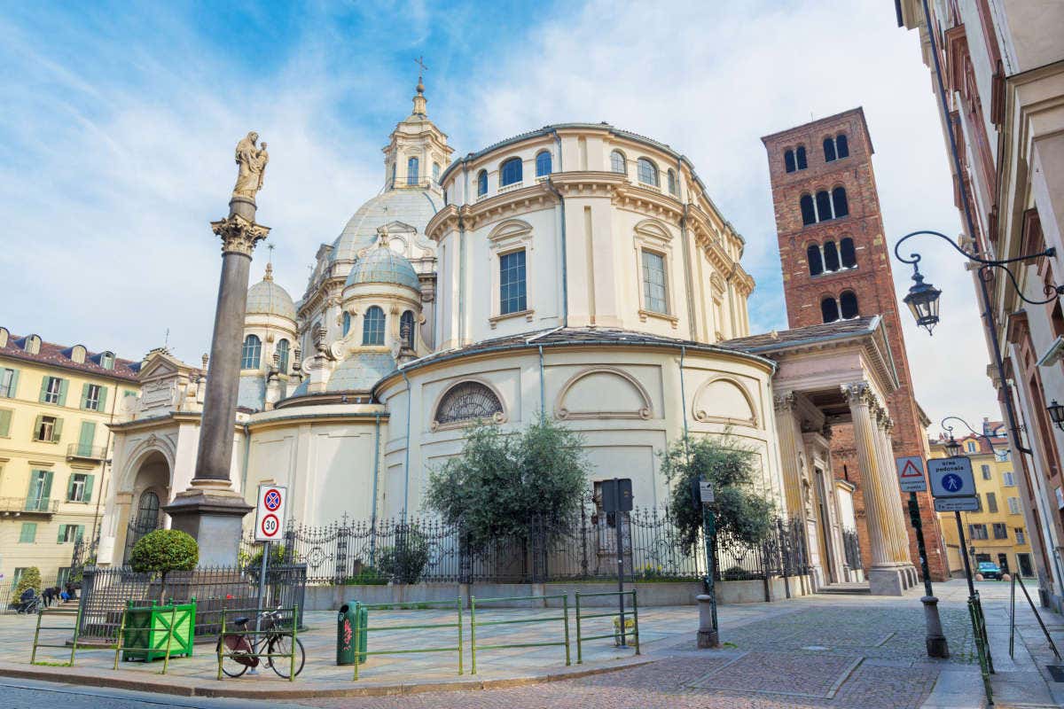 Fachada del Santuario de la Consolata en un día soleado