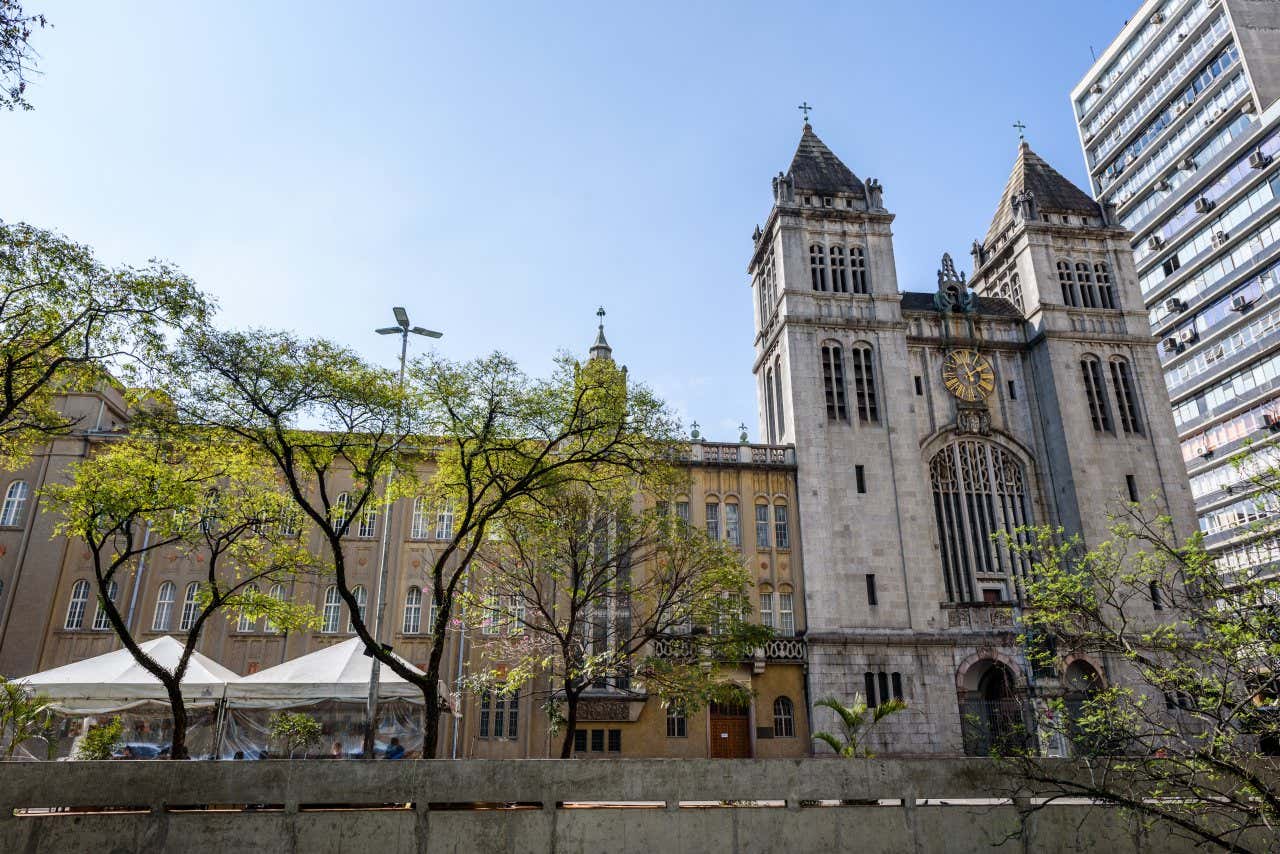 La facciata del Monastero di Sao Bento, affiancato da un palazzo e alcuni alberi