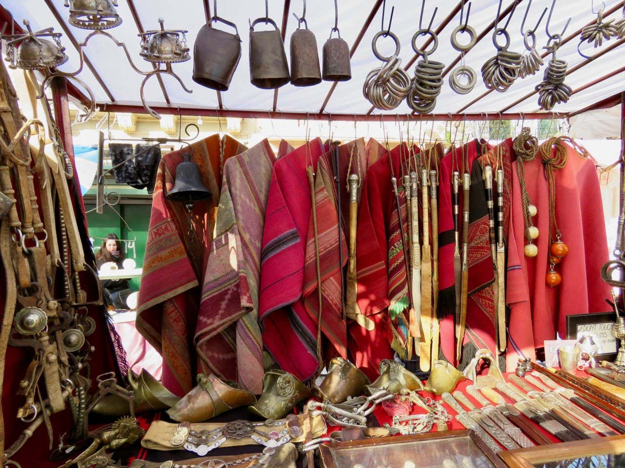 Productos de vestimenta y accesorios típicos argentinos en la Feria de San Telmo