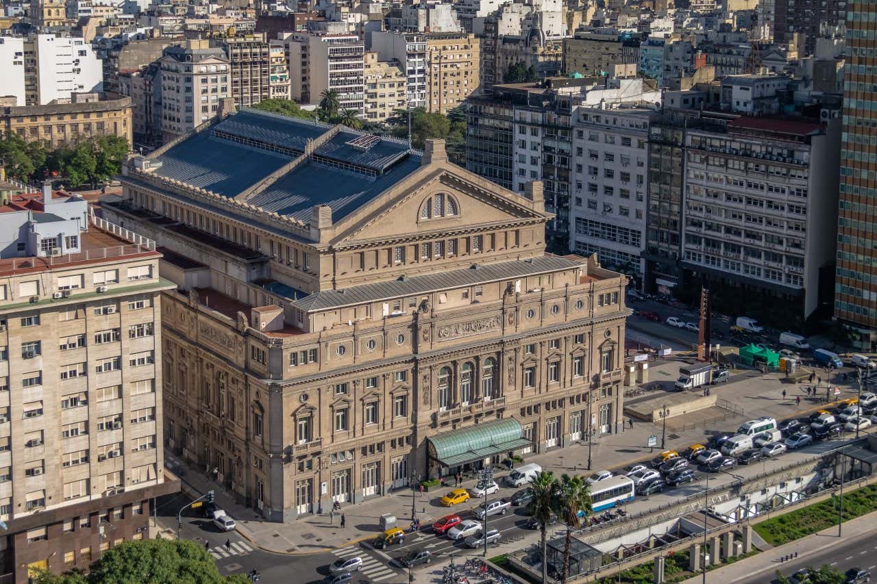 Vista aérea del edificio del Teatro Colón con los demás edificios de la ciudad alrededor