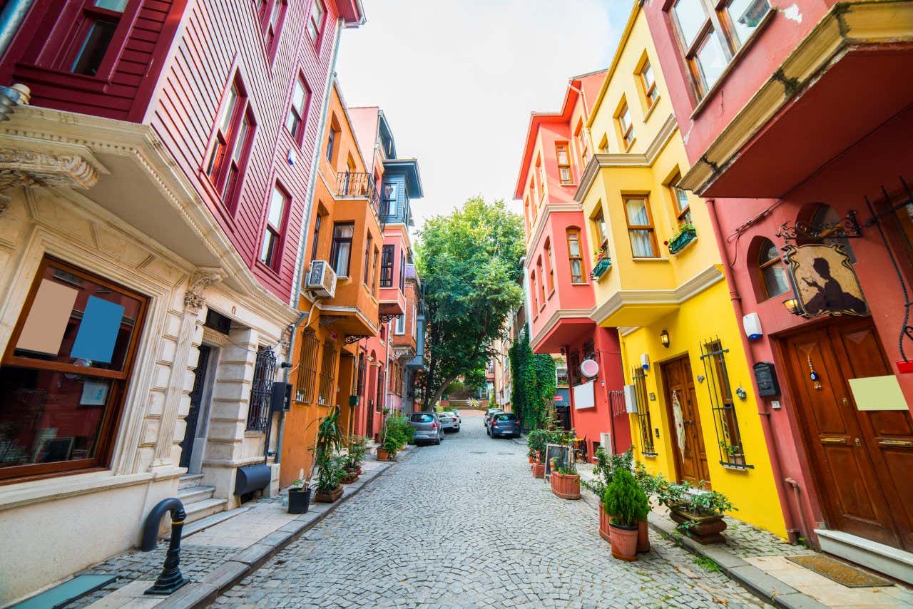 Ruelle pavée avec de nombreuses façades de maisons colorées