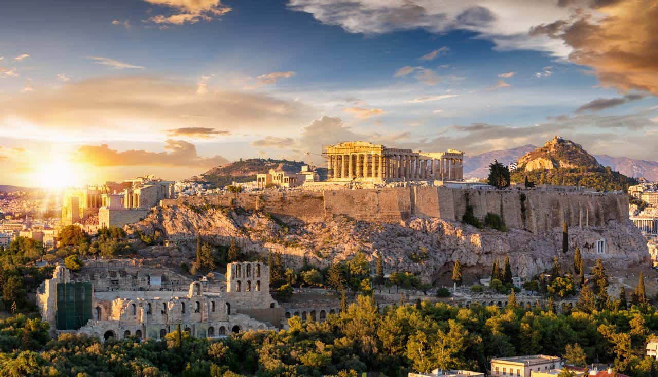 Vue sur l'Acropole d'Athènes, perchée sur sa colline, au coucher du soleil