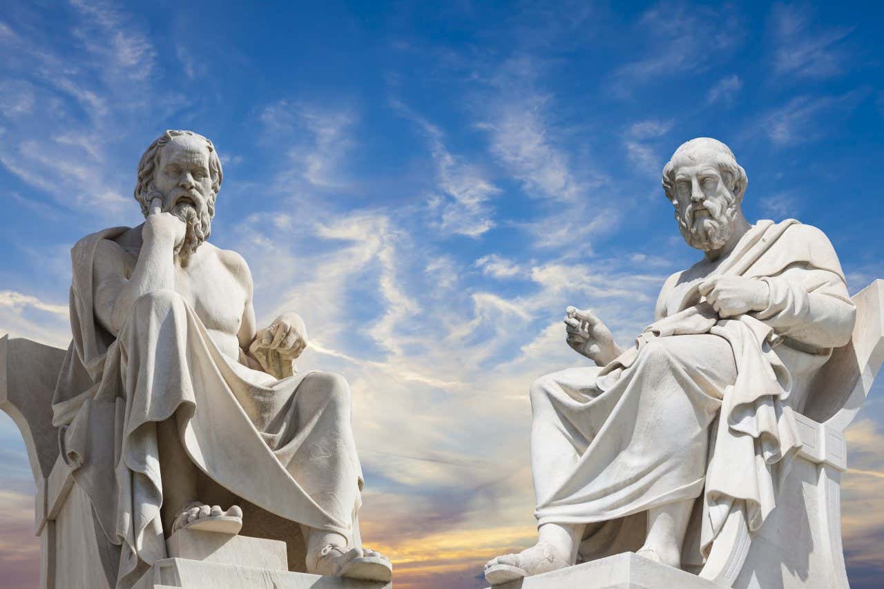 Statues des philosophes Platon et Socrate sous un ciel bleu