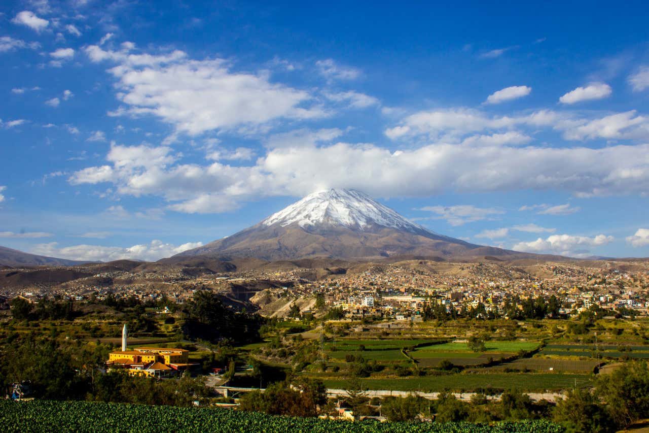 Vue panoramique sur le volcan Misti et la ville