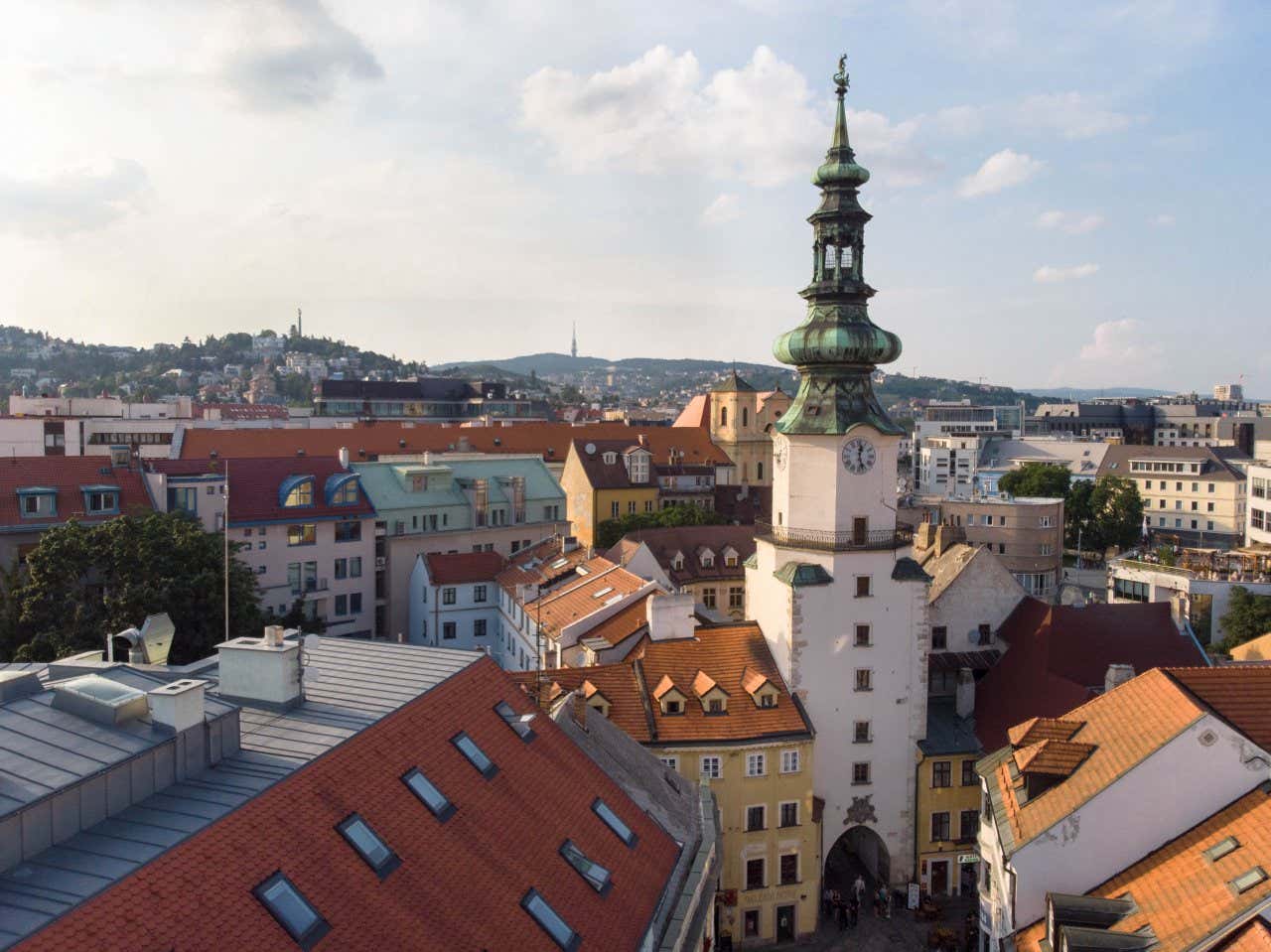 Porta di San Michele, Bratislava, circondata da edifici e sotto un cielo grigio