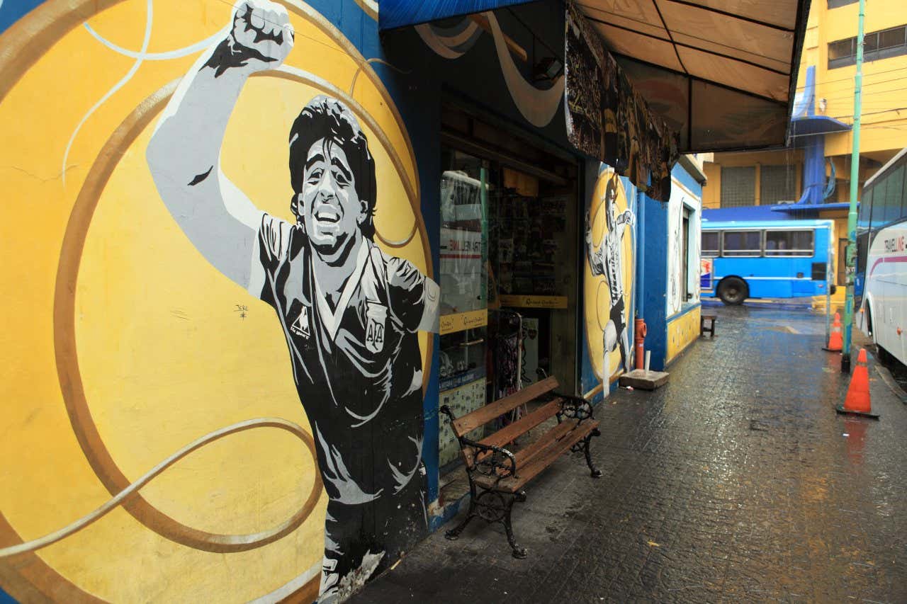 Des murs peints à l'effigie de Diego Maradona dans une ruelle