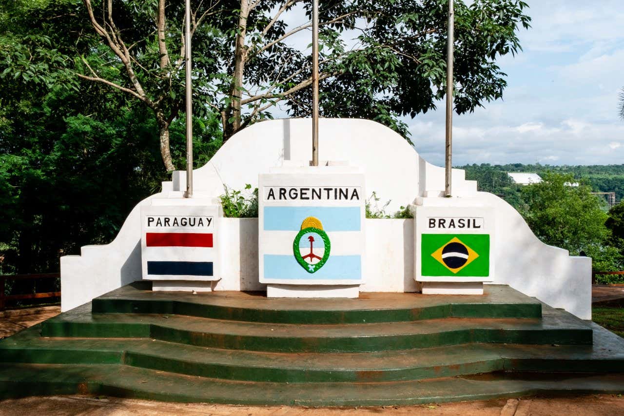 Un monument avec les drapeaux de l'Argentine, du Paraguay et du Brésil