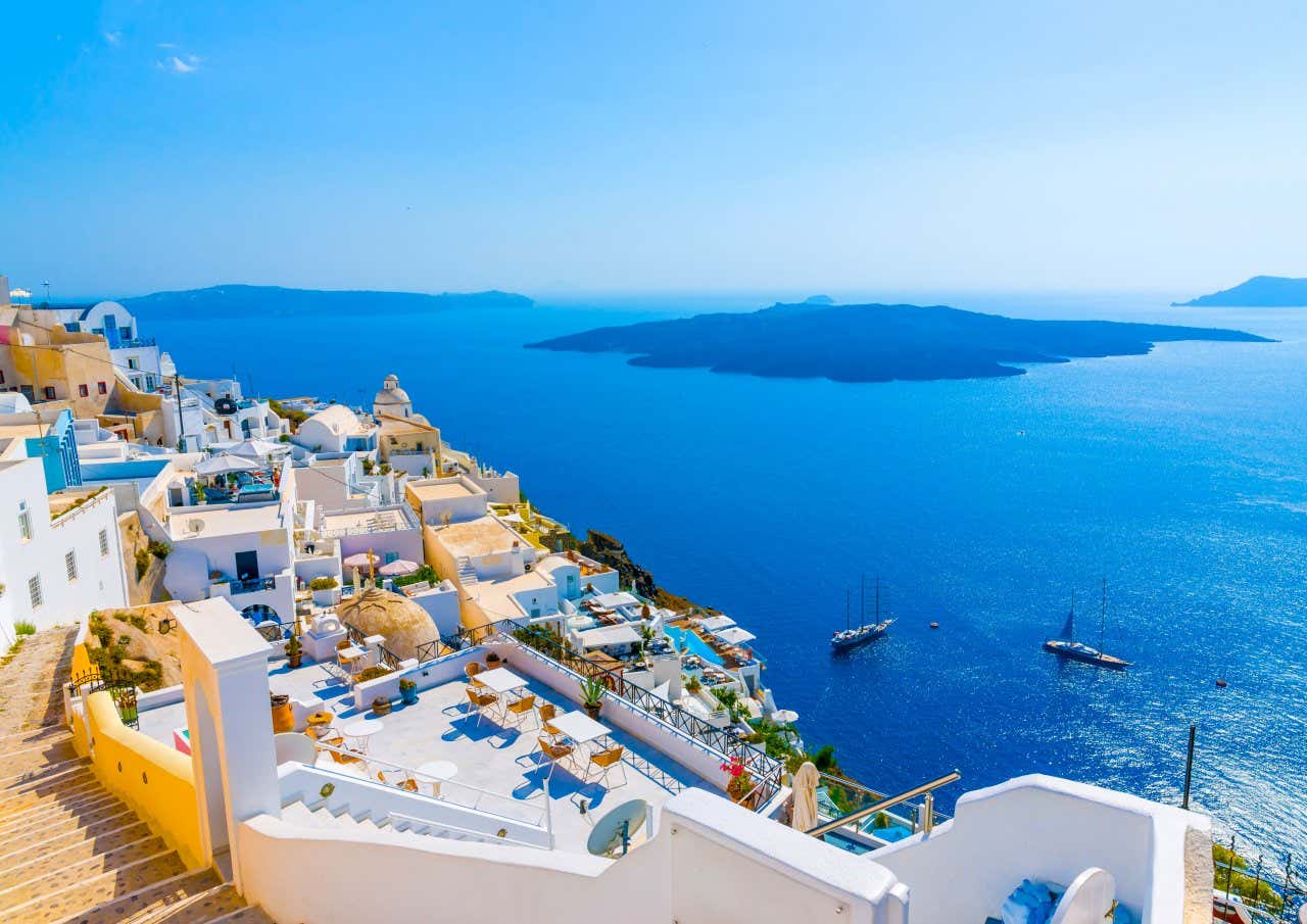 Vue sur la mer depuis une rue aux maisons blanches de Mykonos