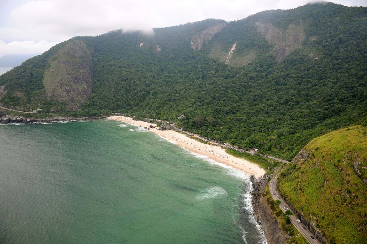 Vue aérienne sur la plage de Prainha à Rio de Janeiro par temps nuageux