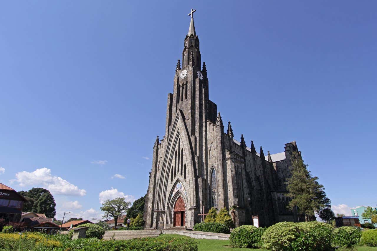 Fachada da catedral de pedra em estilo do sóbrio gótico inglês