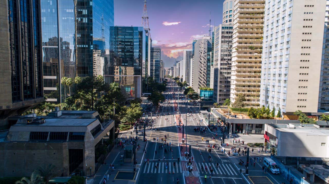 Vista sull'Avenida Paulista, un lungo viale affiancato da molti grattacieli ed edifici